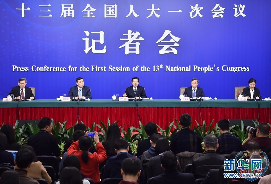 外媒记者提问中美贸易战 商务部长：你是美国人？